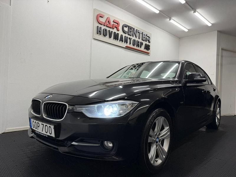 Svart Begagnad 2015 BMW 320 Sport Line Sedan | 109 900 kr (Bra pris) - Bild 1/4