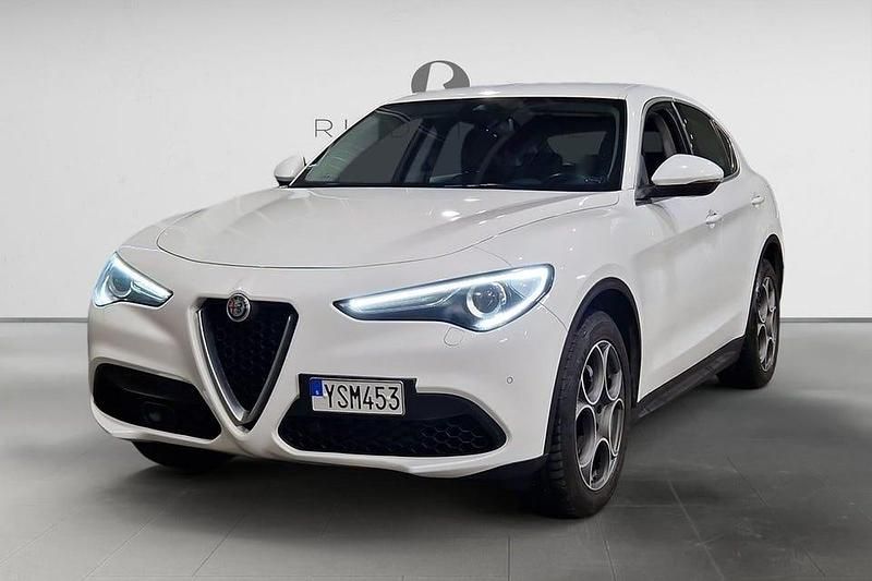 Vit Begagnad 2018 Alfa Romeo Stelvio Super SUV | 229 900 kr (Bra pris) - Bild 1/3