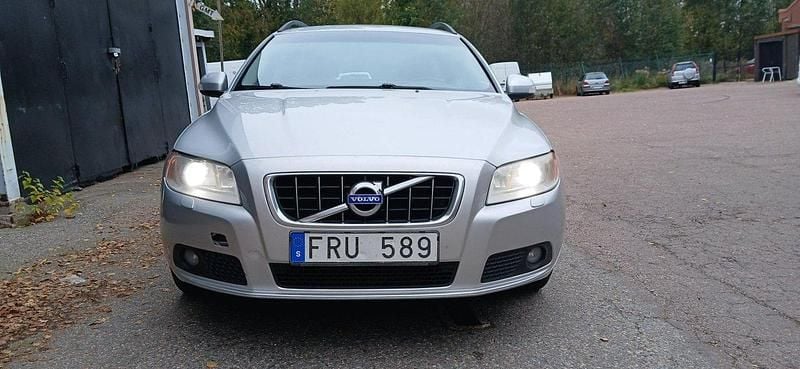 Grå Begagnad 2011 Volvo V70 Momentum Kombi | 50 000 kr (Superpris) - Bild 1/4