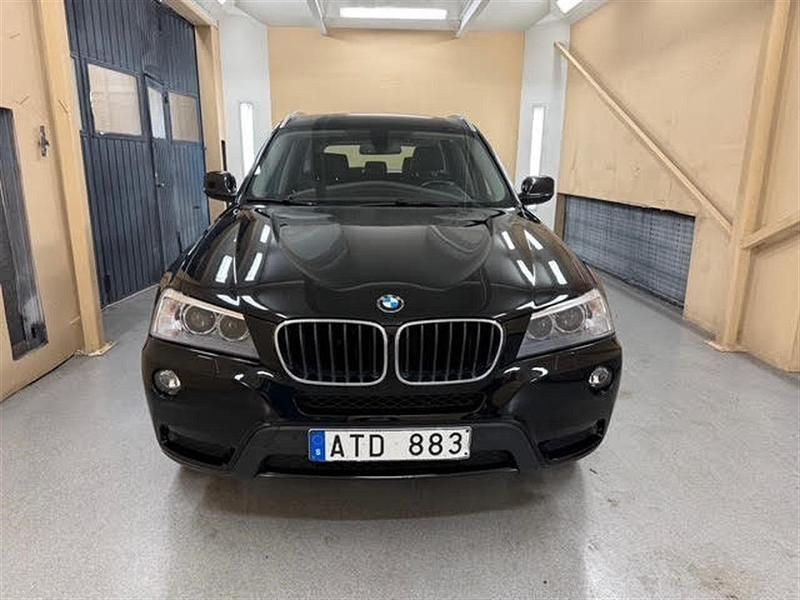 Svart (svart metallic) Begagnad 2013 BMW X3 SUV | 129 900 kr (Marknadspris) - Bild 1/4