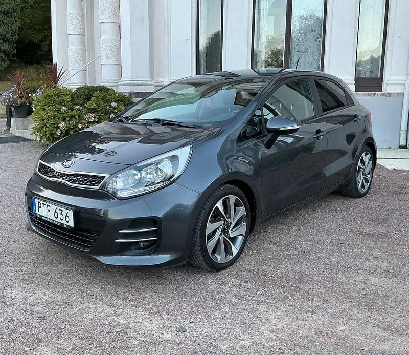 Grå (gråmetallic / dark gun) Begagnad 2016 Kia Rio Halvkombi | 74 000 kr (Marknadspris) - Bild 1/4