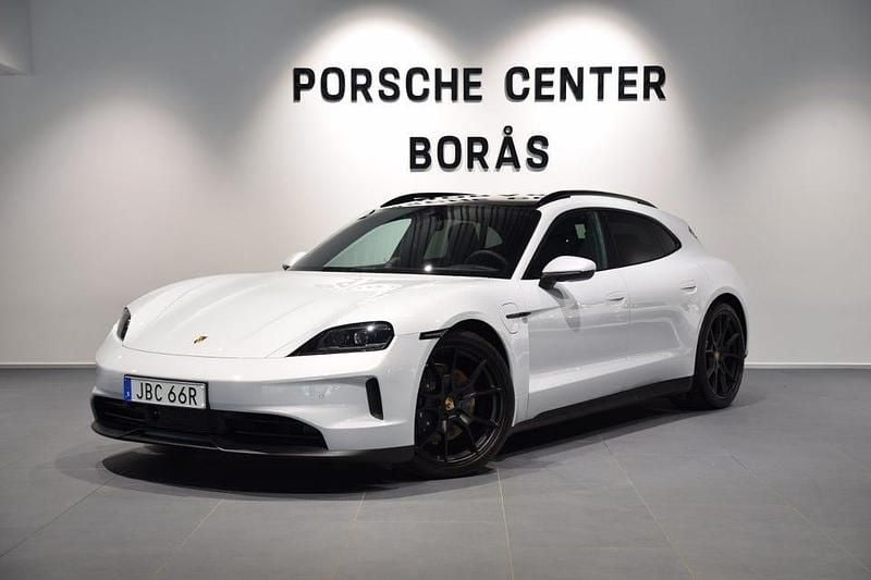 Grå Begagnad 2024 Porsche Taycan Sport Turismo Kombi | 1 199 000 kr - Bild 1/4