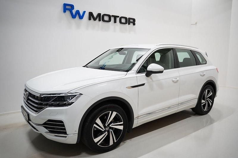 Vit Begagnad 2021 VW Touareg SUV | 469 900 kr (Marknadspris) - Bild 1/4