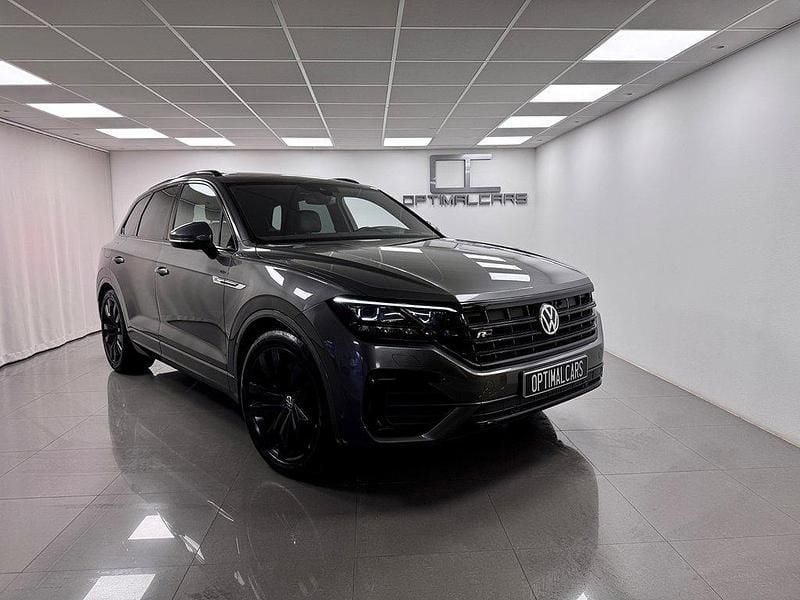 Grå (mörk grå met.) Begagnad 2019 VW Touareg R-line SUV | 469 900 kr (Marknadspris) - Bild 1/4