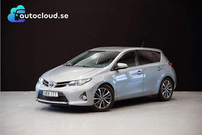 Grå Begagnad 2015 Toyota Auris Hybrid Edition Sedan | 129 800 kr (Bra pris) - Bild 1/3