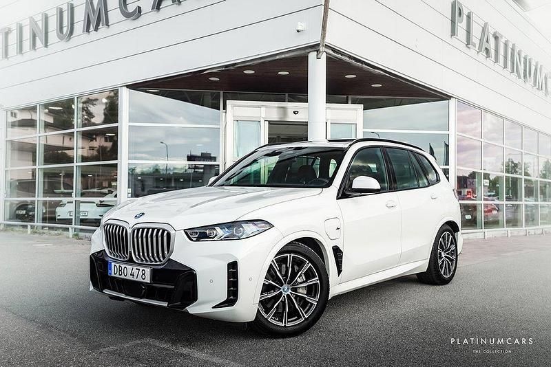 Vit Begagnad 2023 BMW X5 M Sport SUV | 889 000 kr (Marknadspris) - Bild 1/4