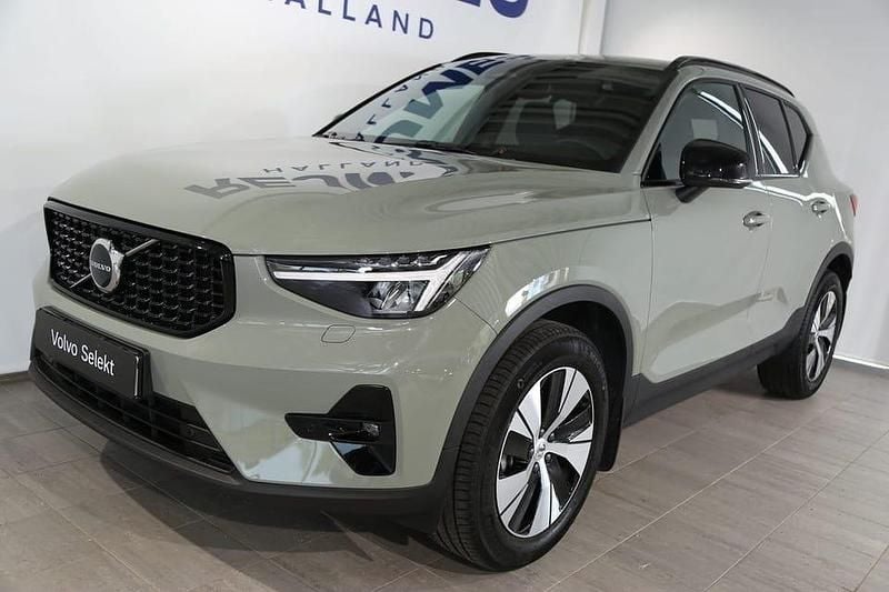 Grön Begagnad 2025 Volvo XC40 Plus SUV | 399 500 kr (Marknadspris) - Bild 1/4