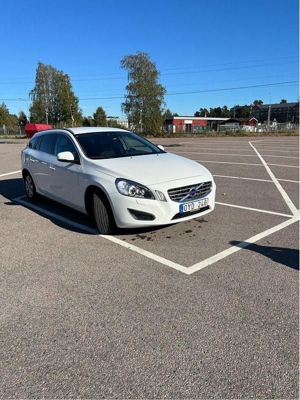 Vit Begagnad 2012 Volvo V60 Momentum Kombi | 79 000 kr (Bra pris) - Bild 1/4