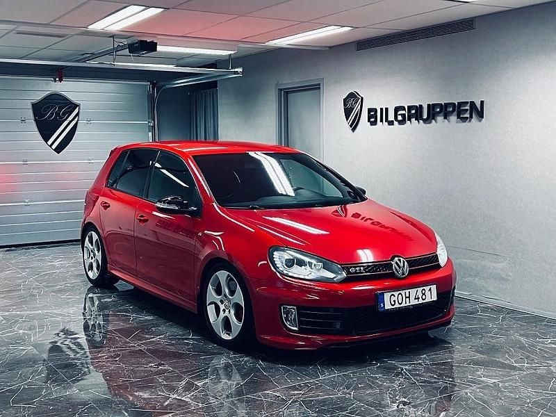 Röd Begagnad 2012 VW Golf VII Edition Halvkombi | 129 900 kr (Bra pris) - Bild 1/4