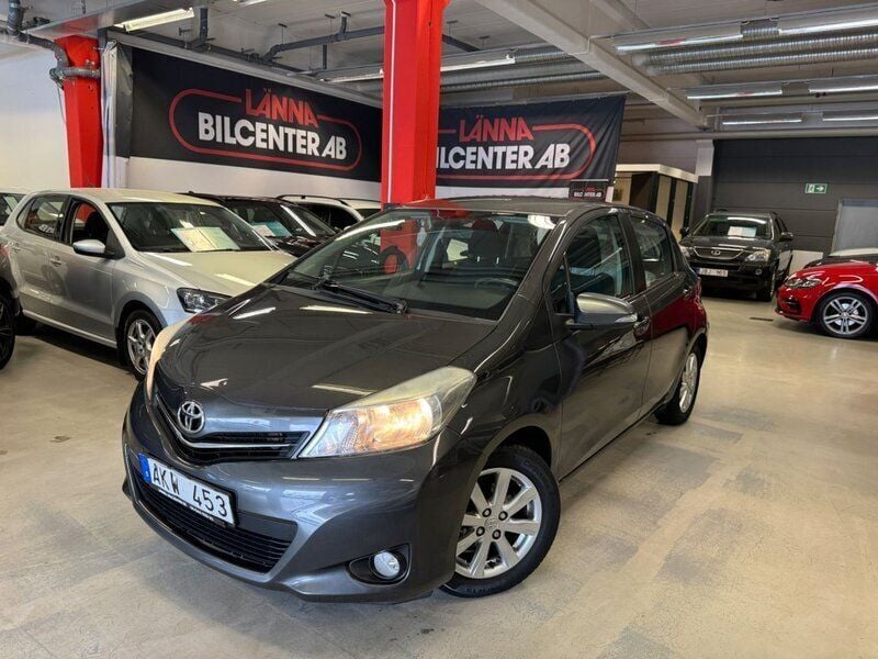 Mörkgrå Begagnad 2013 Toyota Yaris Active Halvkombi | 69 900 kr (Bra pris) - Bild 1/4