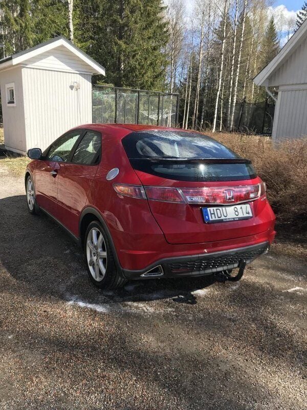 Röd Begagnad 2008 Honda Civic Sport Halvkombi | 28 000 kr (Marknadspris) - Bild 1/4