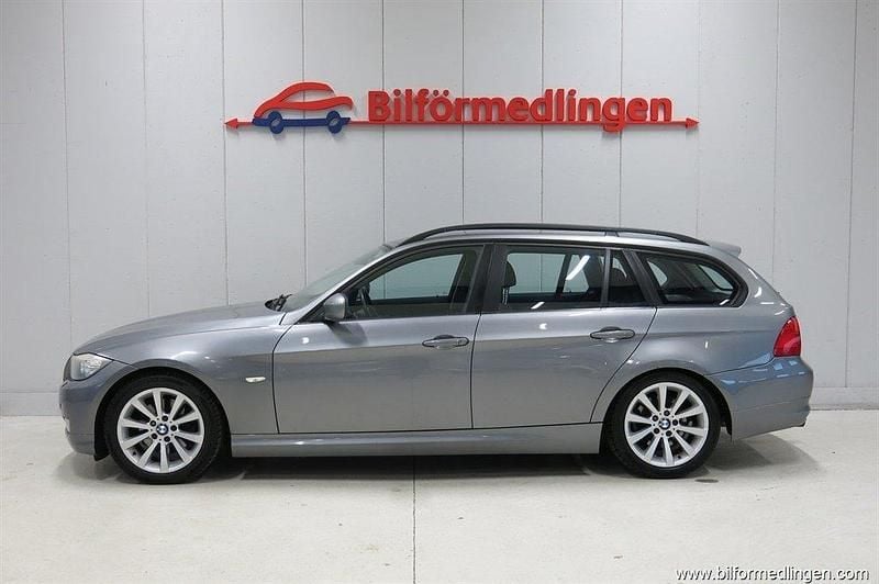 Grå Begagnad 2009 BMW 320 Kombi | 44 900 kr (Marknadspris) - Bild 1/4