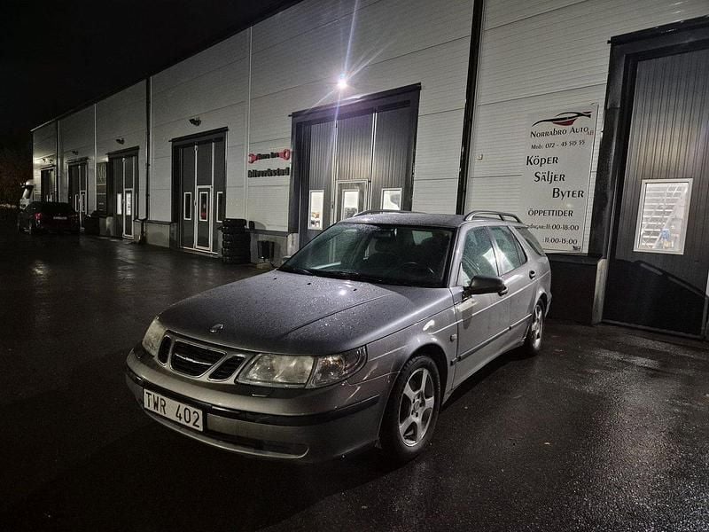 Ljusgrå Begagnad 2002 Saab 9-5 Linear Kombi | 27 900 kr (Marknadspris) - Bild 1/4