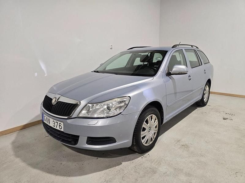 Ljusblå (blå) Begagnad 2009 Skoda Octavia Kombi | 39 500 kr (Marknadspris) - Bild 1/4