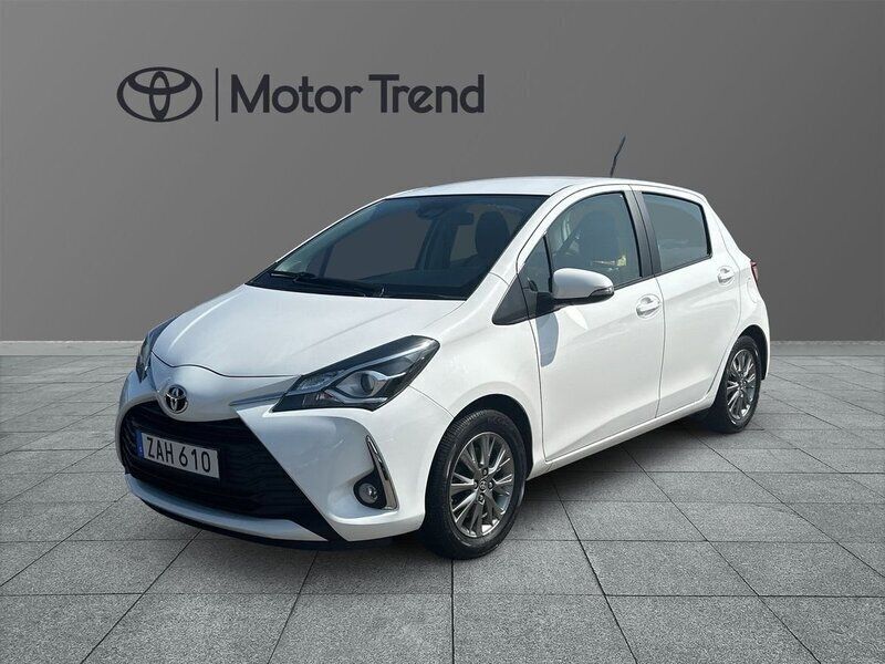 Vit Begagnad 2017 Toyota Yaris Active Halvkombi | 129 900 kr (Marknadspris) - Bild 1/4