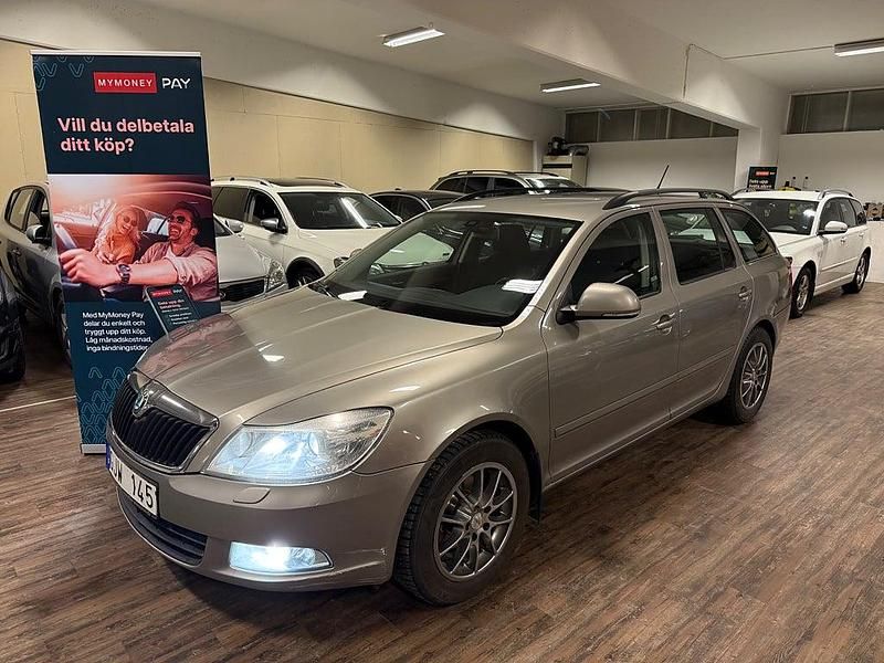 Brun Begagnad 2011 Skoda Octavia Elegance Kombi | 49 900 kr (Lite dyr) - Bild 1/4