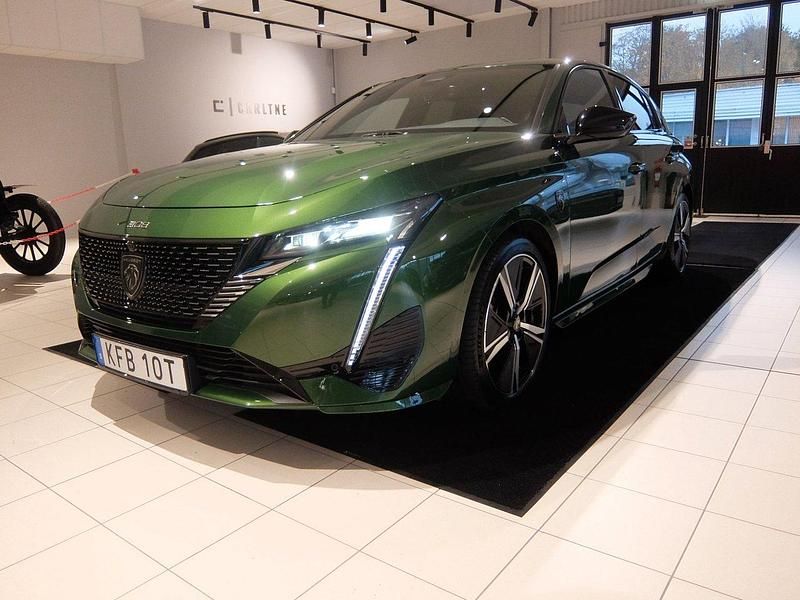 Grön Begagnad 2024 Peugeot 308 GT Halvkombi | 259 000 kr (Marknadspris) - Bild 1/4