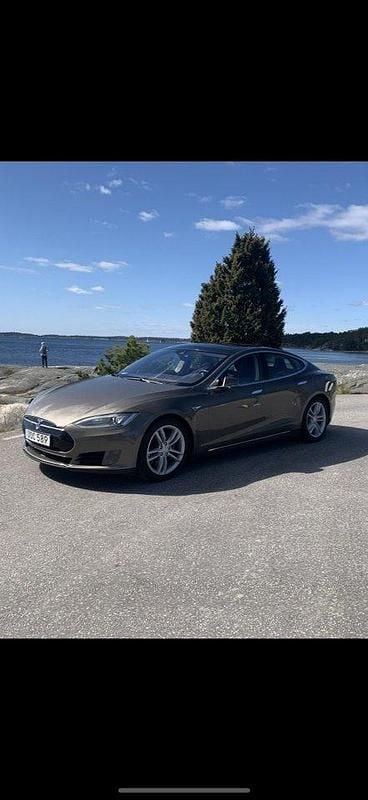 Grå Begagnad 2016 Tesla Model S Sedan | 229 900 kr (Superpris) - Bild 1/4