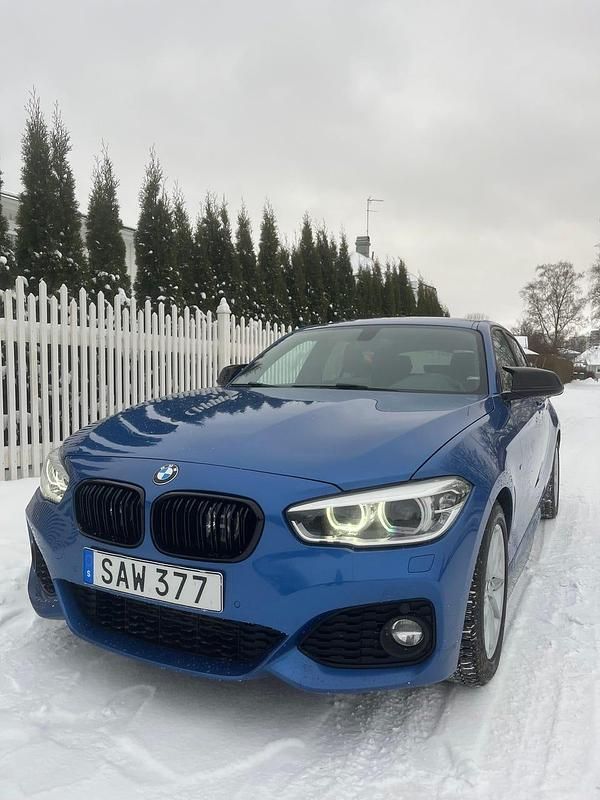Estoril blå Begagnad 2018 BMW 118 M Sport Halvkombi | 179 995 kr (Marknadspris) - Bild 1/4