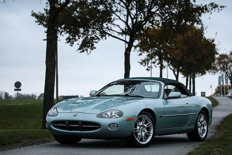 Begagnad Jaguar XK 284 HK (208 kW) 1998 Svart metallic Cab