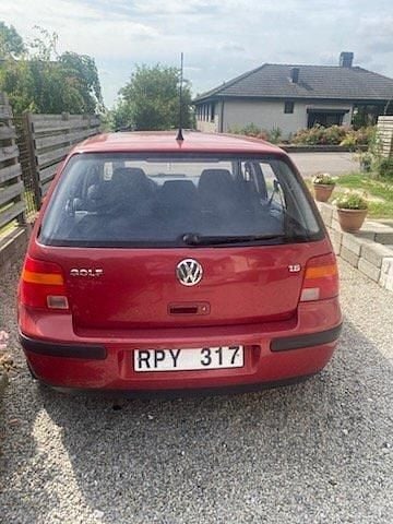 Röd Begagnad 2001 VW Golf IV Basis Halvkombi | 12 000 kr (Marknadspris) - Bild 1/4