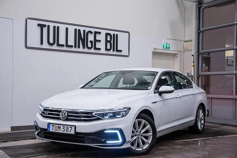 Vit Begagnad 2020 VW Passat Executive Sedan | 229 800 kr (Marknadspris) - Bild 1/4