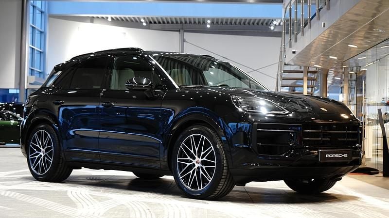 Svart Ny 2026 Porsche Cayenne SUV | 1 402 400 kr - Bild 1/4