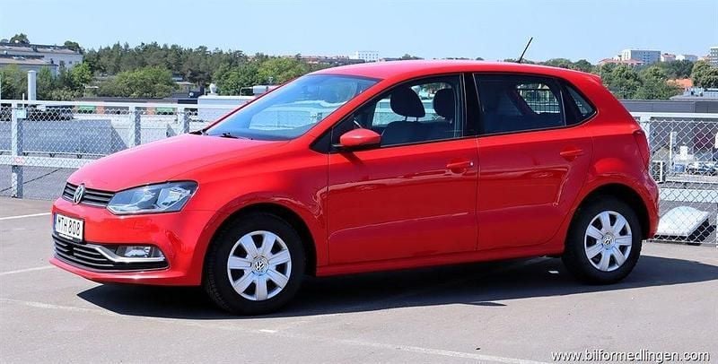 Röd samma som bilen Begagnad 2015 VW Polo Halvkombi | 114 500 kr (Marknadspris) - Bild 1/4