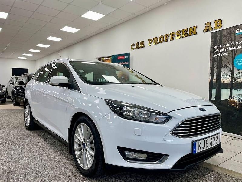 Vit Begagnad 2016 Ford Focus Kombi | 99 900 kr (Marknadspris) - Bild 1/4