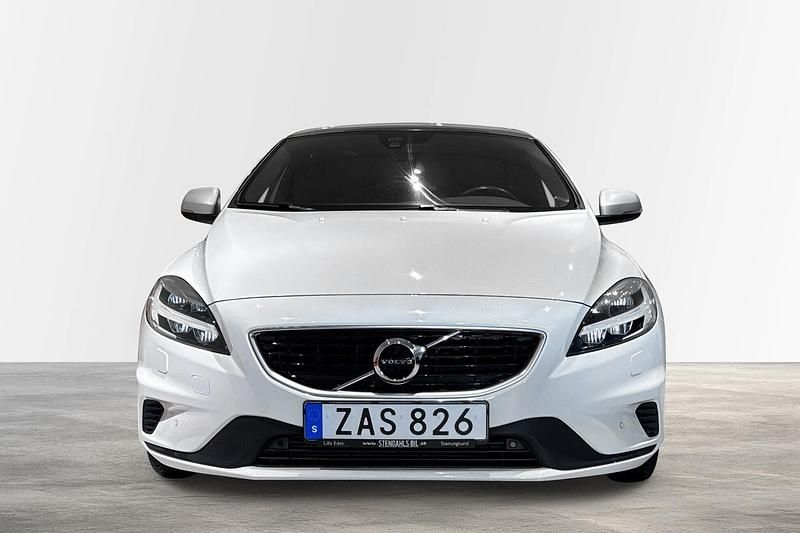 Begagnad Volvo V40 Business Edition 121 HK (88 kW) 2018 Vit Halvkombi
