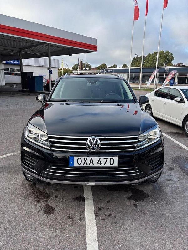 Svart Begagnad 2016 VW Touareg SUV | 314 900 kr (Dyr) - Bild 1/4