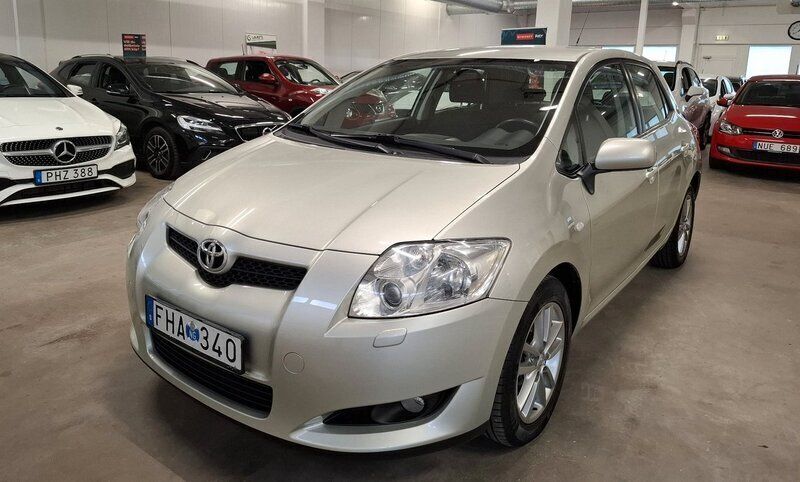 Silver Begagnad 2009 Toyota Auris Halvkombi | 75 000 kr (Marknadspris) - Bild 1/4
