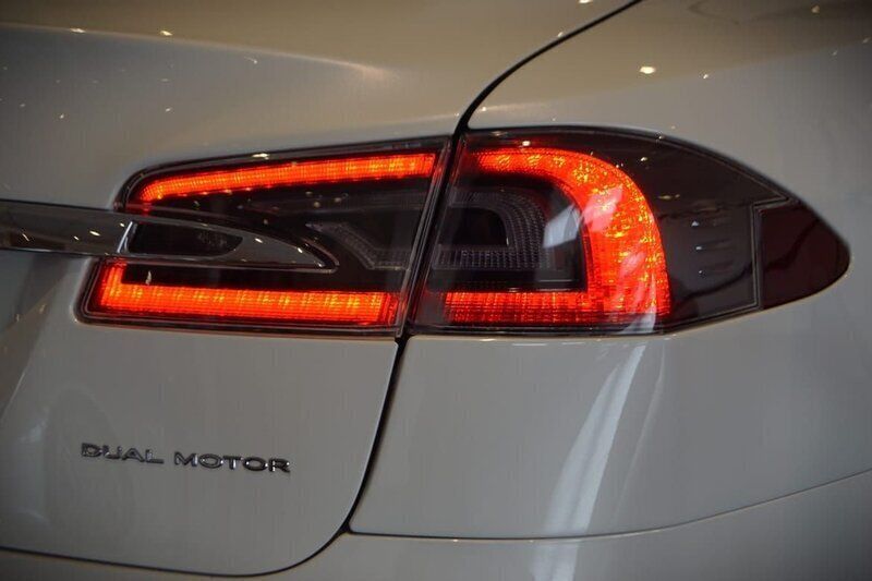 Begagnad Tesla Model S Long Range AWD 397 kW (541 HK) 2020 Vit Halvkombi