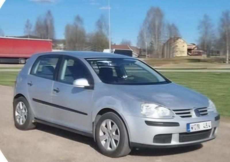 Silver Begagnad 2005 VW Golf IV Trendline Halvkombi | 15 000 kr (Bra pris) - Bild 1/4