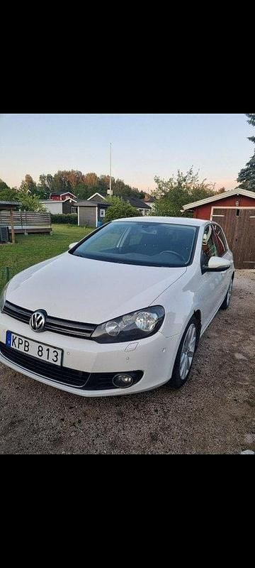 Vit Begagnad 2010 VW Golf VI Halvkombi | 30 000 kr (Bra pris) - Bild 1/4