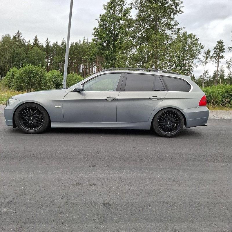 Grå Begagnad 2007 BMW 325 Advantage Kombi | 46 000 kr (Marknadspris) - Bild 1/4