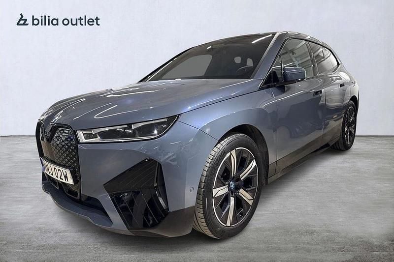 Grå Begagnad 2023 BMW iX Exclusive SUV | 699 900 kr (Superpris) - Bild 1/4