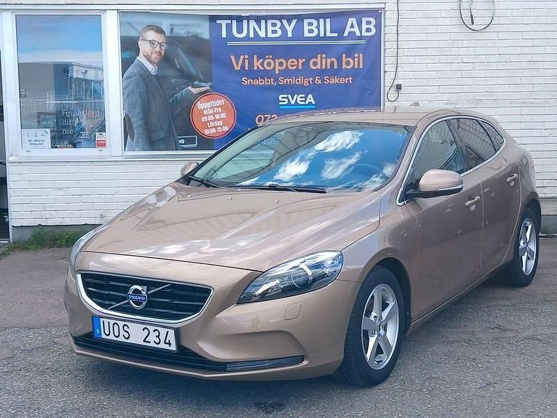 Brun Begagnad 2013 Volvo V40 Momentum Kombi | 99 900 kr (Marknadspris) - Bild 1/4