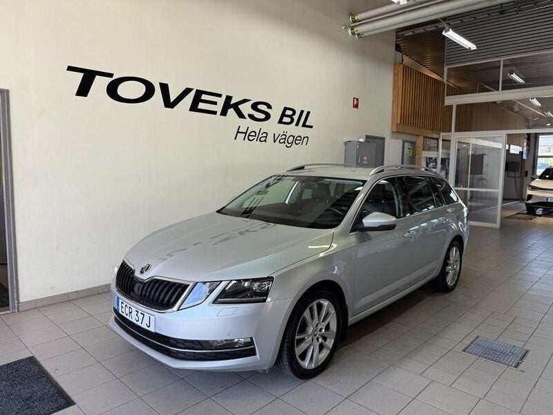 Silver (brilliant svart metallic) Begagnad 2020 Skoda Octavia Style Kombi | 159 900 kr (Bra pris) - Bild 1/4