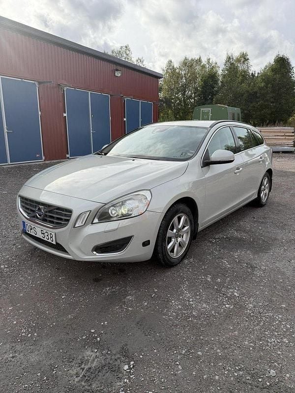 Vit Begagnad 2011 Volvo V60 Momentum Kombi | 79 500 kr (Bra pris) - Bild 1/4
