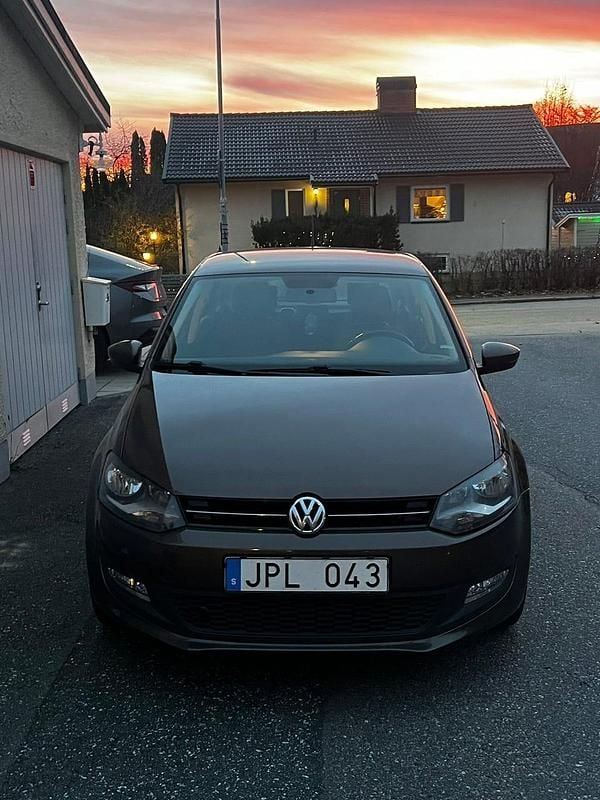 Mörk brun Begagnad 2012 VW Polo Halvkombi | 76 000 kr (Marknadspris) - Bild 1/4