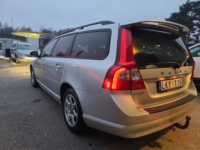 Begagnad Volvo V70 Momentum 185 HK (136 kW) 2008 Ljusgrå Kombi