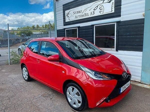 Röd Begagnad 2016 Toyota Aygo X-play Halvkombi | 84 900 kr (Marknadspris) - Bild 1/4