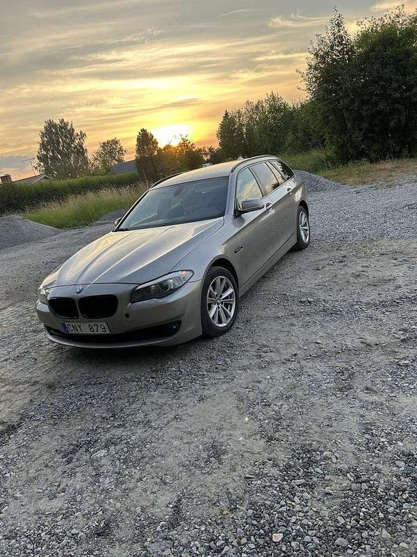 Silver Begagnad 2011 BMW 520 Kombi | 85 000 kr (Marknadspris) - Bild 1/3