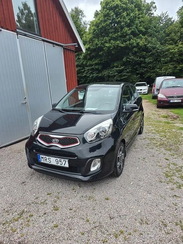 Svart Begagnad 2012 Kia Picanto Sport Halvkombi | 52 000 kr (Marknadspris) - Bild 1/4