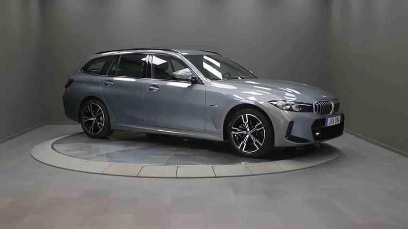 Grå Begagnad 2023 BMW 330e Kombi | 419 000 kr (Marknadspris) - Bild 1/1