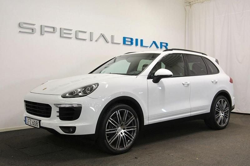 Vit Begagnad 2015 Porsche Cayenne SUV | 289 000 kr (Bra pris) - Bild 1/4