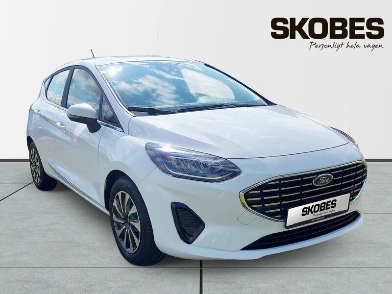 Vit Begagnad 2022 Ford Fiesta Titanium Halvkombi | 174 900 kr (Marknadspris) - Bild 1/3
