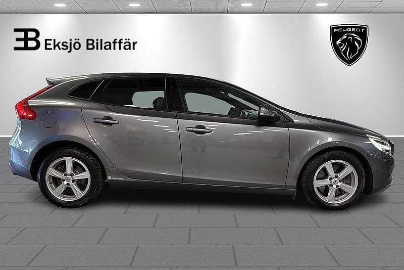 Begagnad Volvo V40 Momentum 152 HK (111 kW) 2017 Grå metallic Halvkombi