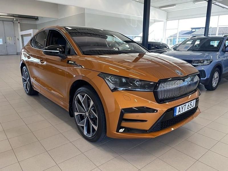 Orange (phoenix orange metallic) Begagnad 2024 Skoda Enyaq iV RS SUV | 519 000 kr (Marknadspris) - Bild 1/4